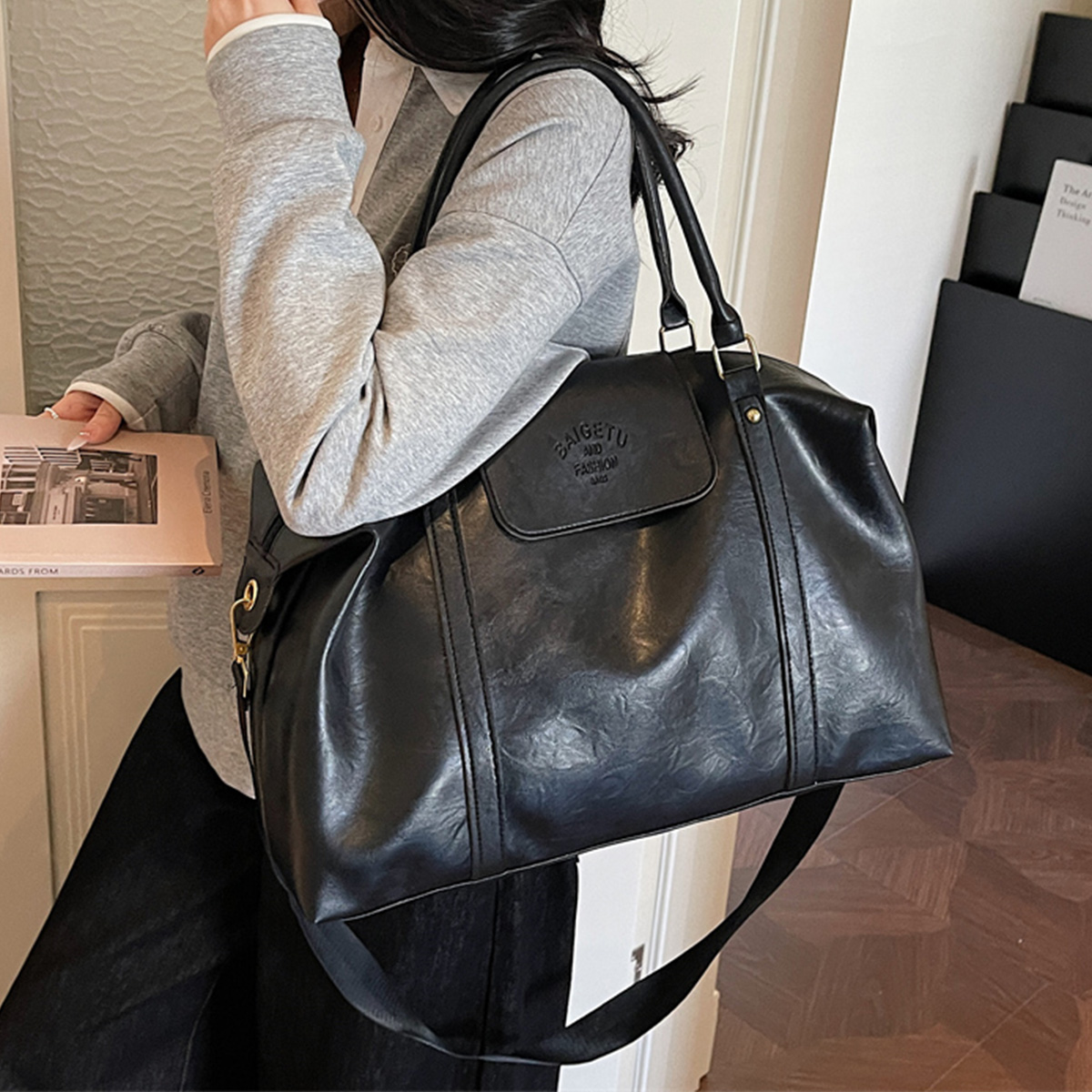 Women Bags For Airport - กระเป๋าสะพายข้างหนังสังเคราะห์สไตล์เรโทรความจุขนาดใหญ่ หนัง PU เงา พร้อมซิป สายสะพายปรับได้