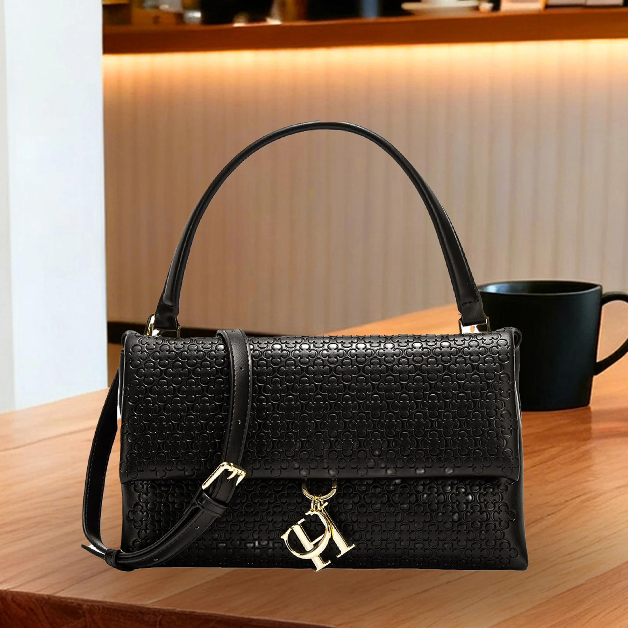Women Bags Premium Brands - กระเป๋าถือสุดหรู ปั๊มลายโมโนแกรม จี้โลหะติดแบรนด์ หูหิ้วด้านบน ฝาปิดแบบพับ โครงสร้างแข็งแรง